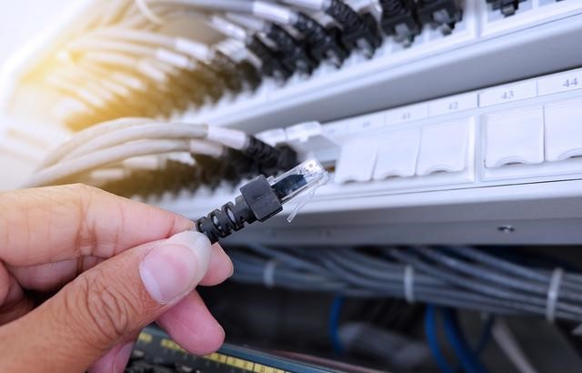 Why can't optical fiber replace network cables at present?